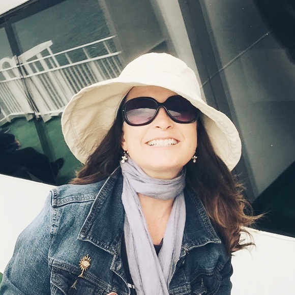 Meet your Posher, Loretta🌸 - Picture 1 of 1